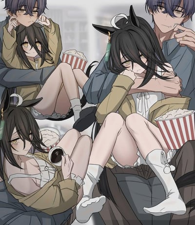 这是一张AI生成的同人插画，集合了《赛马娘Pretty Derby》中曼城茶座与训练员的三个亲密居家场景：
1. 上方场景：训练员从身后环抱住曼城茶座，两人共享爆米花，氛围黏腻温馨；
2. 右侧场景：曼城茶座娇憨地靠在训练员腿上，神态慵懒；
3. 左侧场景：曼城茶座手持咖啡，放松地依偎在训练员身边，姿态闲适。
整体画面色调柔和，通过不同的互动姿态，传递出两人之间甜蜜亲密的羁绊，充满了居家的慵懒氛围。