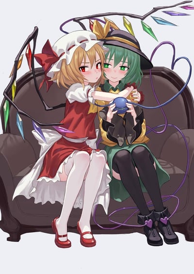 这是一幅东方Project的百合向同人插画，画面中芙兰朵露·斯卡雷特带着羞涩的神情依偎在古明地恋的怀中，两人坐在深色的沙发上，古明地恋则温柔地抱着她，双手握着自己的第三只眼，整体氛围温馨又充满亲昵感，展现了两人之间的亲密羁绊。