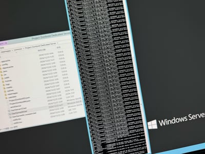 这是一张Windows Server系统的屏幕实拍截图，画面分为两部分：左侧是《僵尸毁灭工程》（Project Zomboid）专用服务器的文件资源管理器界面，展示了服务器程序的各类文件夹（如config、logs、java等）、配置文件和启动脚本（StartServer32.bat、StartServer64.bat等）；右侧是黑色背景的命令行窗口，滚动显示着大量服务器模组安装相关的运行日志，满屏的`installed`字样显示正在批量处理模组安装，整体呈现游戏服务器管理员搭建或维护联机服务器的技术场景。