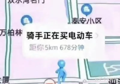 这是一张经过修改的外卖配送平台界面截图，地图背景显示了太原万柏林区的泰安小区、双水湾名门等地名。界面中弹出的提示框显示「骑手正在买电动车」，同时标注距离用户5km，预计送达时间长达678分钟（约11.3小时）。这种完全不符合常理的配送提示，通过离谱的反差感制造出搞笑效果，用来调侃外卖配送中出现的极端超时状况，引发用户对配送延迟的共鸣吐槽。