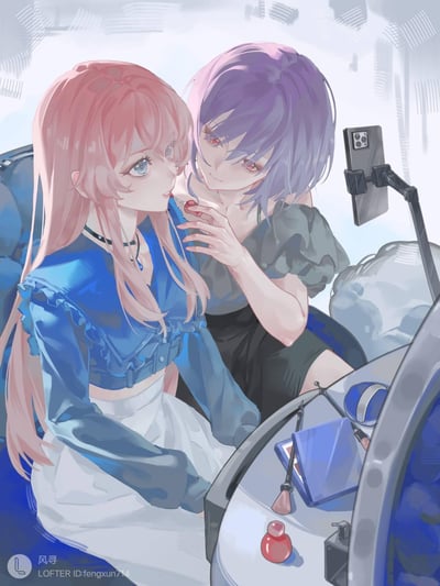 插画中展示了两个动漫风格的女孩正在自拍。粉色长发、蓝色眼睛的女孩穿着蓝色上衣和白色裙子，坐在前面；紫色短发、红色眼睛的女孩穿着黑色连衣裙，从后面依偎着她，手中拿着一颗草莓正要喂给前面的女孩。两人面前有一个带三脚架的智能手机，显然正在拍摄自拍。背景是带有机械元素的未来科技风格场景，整体氛围温馨甜蜜。