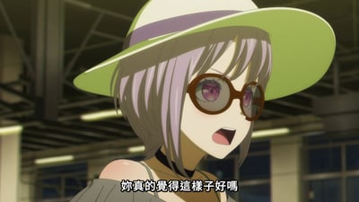动漫《MyGO!》中的角色特写画面。角色拥有紫色短发，头戴绿色宽檐帽（帽檐有紫色条纹），佩戴棕色圆形眼镜，紫色眼眸，嘴巴微张呈惊讶状。背景为室内场景，可见天花板的金属结构、灯光及窗户。画面下方有白色字幕：“妳真的覺得這樣子好嗎”。