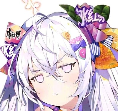 这是一张经过P图改编的静态单图，图中的银发二次元少女头部的装饰被替换为康师傅冰红茶的包装相关元素，包括印有“康师傅”字样的包装部件、“冰红茶”的文字标识，还有呼应冰红茶配料的柠檬切片图案。少女呈现出一脸无奈、生无可恋的表情，商业化的品牌包装元素与少女的厌世感形成反差，属于网友创作的趣味玩梗图，没有双关、谐音梗或暗示内容。