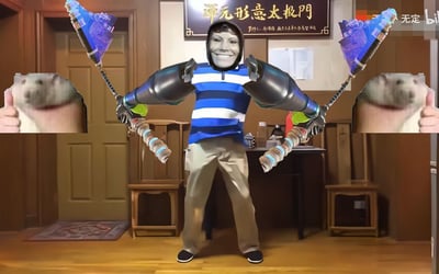 图片中是3D化的马保国形象，他身穿蓝白条纹上衣和卡其色裤子，头戴兜帽，面部表情为微笑。双手各持一把带有蓝色旗帜的武器，武器造型类似鞭子，背景是挂有“浑元形意太极门”牌匾的室内场景，两侧有木质桌椅。整体风格融合了网络梗与3D建模元素，呈现出戏谑搞笑的效果，是对“闪电五连鞭”梗的二次创作。