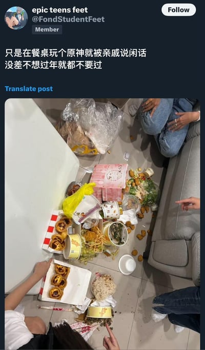 这是一条来自X平台（原推特）的用户吐槽帖，发布者配文称自己只是在餐桌玩游戏《原神》就被亲戚说闲话，因此情绪爆发，不想过年。配图是一片狼藉的地面，散落着被打翻的各类饭菜、外卖盒和食物残渣，还有几只手指向地面，直观展现了发布者发泄情绪后的混乱场景，传递出对亲戚干涉自己生活的不满与愤怒。