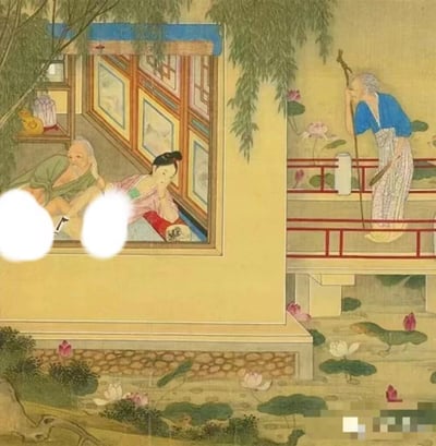 这幅古画展现了一个宁静的庭院场景。画面左侧是一间雅致的房间，一位身着绿衣的老者斜倚而坐，旁边一位粉衣女子低头沉思。窗外，一位蓝衣老妇手持拐杖，站在红栏杆的阳台上眺望。庭院中有垂柳依依，池塘里荷花盛开，营造出悠闲的古代生活氛围。画面左上角有两个白色圆形模糊处理区域。