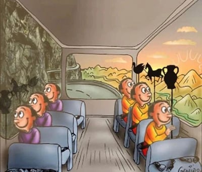 卡通风格插画描绘了一辆行驶中的公交车内部场景。车内左右两侧各坐着几位乘客，左侧乘客穿着紫色衣服，右侧乘客穿着橙色衣服，所有人都瞪大双眼，好奇地望向窗外。车窗外是一幅黄昏时分的山水景观，有连绵的山峦、蜿蜒的河流和橙黄色的天空。特别的是，窗外似乎有黑色的影子木偶（包括马和陶罐造型）被人用棍子举起，形成动态的剪影效果。乘客们的表情专注而惊讶，整个画面充满童趣和想象力。