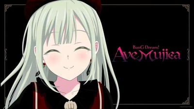 这张图片展示了多媒体企划《BanG Dream!》旗下乐队Ave Mujica的成员若叶睦，她留着浅薄荷绿色的长发，身着黑色领口搭配红边的服饰，耳朵佩戴着红色坠饰，正闭着双眼，脸颊带着淡淡的红晕，露出温柔治愈的微笑，头部微微前倾，姿态柔和。图片右侧配有“BanG Dream! Ave Mujica”的英文标识，整体背景为深黑色，四周带有精致的欧式花纹边框，将角色的柔和气质与乐队的暗黑风格背景形成对比，视觉效果突出。