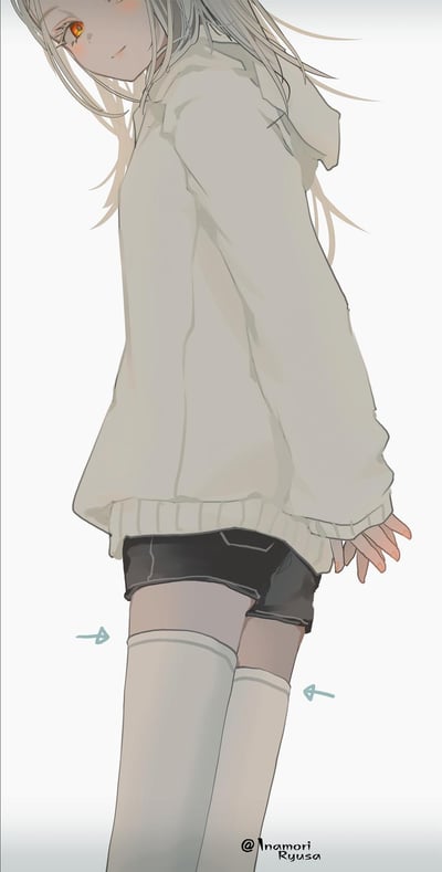 这是画师Inamori Ryusa创作的原创二次元插画，画面呈现了一位白发橙眼的少女，身着宽松浅米色连帽卫衣，搭配黑色短裤与过膝白袜，侧身回头看向镜头，神情柔和淡然。图中的浅蓝色箭头指向少女大腿与袜口的位置，无特殊双关或暗示内容，整体画风清新简约，色调柔和舒适，给人一种静谧的氛围感。