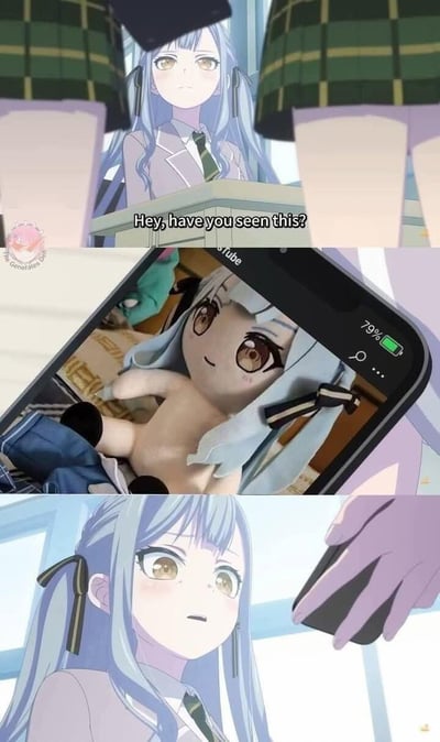 这是由三格画面组成的恶搞梗图：
1. 第一格：出自《BanG Dream! It's MyGO!!!!!》的蓝发少女长崎爽世坐在教室座位上，被同学搭话“Hey, have you seen this?”，表情疑惑；
2. 第二格：同学的手机屏幕展示了一个和长崎爽世同款形象的毛绒玩偶，玩偶未穿衣物，被放在衣物旁，画面来自YouTube平台；
3. 第三格：长崎爽世看到手机内容后，瞬间脸红，露出震惊又尴尬的社死表情。
整图通过原作动画截图和恶搞图片的拼接，制造出强烈的社死搞笑效果，无双关或谐音梗。