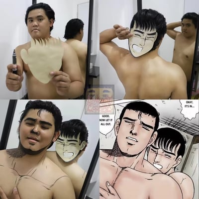 这是一组四格的低成本创意cosplay作品，通过简单道具和场景错位精准还原BL漫画的暧昧名场面：
1. 首图中博主手持画出手掌轮廓的纸片与马克笔，对着镜子展示道具；
2. 第二张图里博主背对镜头，将画有漫画人物表情的纸片贴在后颈，镜子中露出他的正面；
3. 第三张图博主在自己脸上手绘出漫画角色的半张脸，配合后颈的纸片人物与身体姿势，还原漫画里的亲密互动姿势；
4. 第四张是对应的原版漫画截图，对话内容为“GOOD, NOW LET IT ALL OUT.”和“OKAY, IT'S IN...”，带有明显的暧昧暗示。整个作品用极低的成本实现了精准还原，充满搞笑与创意感。