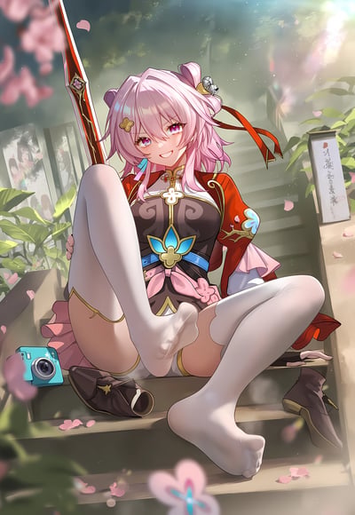 这是一张《崩坏：星穹铁道》角色三月七的同人插画，画面中三月七坐在带有日式风格的台阶上，脱掉了鞋子，穿着白丝的脚放松地抬起，身旁放着她标志性的蓝色相机。背景是飘落樱花的树木与日式建筑，阳光柔和地洒落，氛围温馨治愈。三月七穿着她的经典红棕配色服饰，粉色头发搭配铃铛发饰，笑容明媚，看起来十分惬意。
无双关、谐音梗或暗示内容。