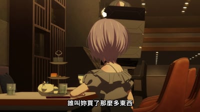 动漫《MyGO!》中的场景，一位紫色短发的女孩坐在咖啡厅的餐桌旁，桌上摆放着茶壶、玻璃杯等物品。她背对着镜头，似乎在与画面外的人对话，屏幕底部出现字幕：'誰叫妳買了那麼多東西'（谁叫你买了那么多东西）。背景可见木质书架和楼梯，整体氛围温馨。