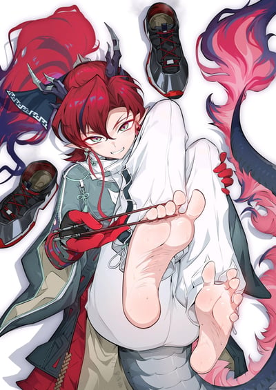 这是一张风格化的二次元原创插画，画面中是一位有着红色渐变长发、深色龙角的尖耳龙系少年，他躺卧在白色背景上，脱掉了黑红配色的运动鞋，露出湿润的脚掌，戴着红色手套的手拿着筷子夹着自己的脚趾，脸上带着坏笑且略带羞涩，身后还有红紫渐变的蓬松尾巴，整体画风精致，氛围调皮搞怪。