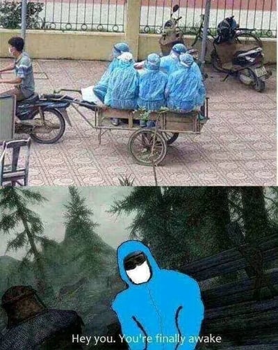 这是一张上下拼接的创意梗图，上半部分是现实拍摄的场景：一名男子驾驶着带有拖斗的摩托车，拖斗内坐着五位身穿蓝色防护服的人员，看起来像是防疫相关工作人员在通勤，场景充满了生活真实感；下半部分是改编自经典游戏《上古卷轴5：天际》的开局梗图，将游戏中被押送的囚犯形象替换成了穿蓝色防护服的人物，搭配游戏中经典开局台词的中文翻译“你好啊，你终于醒了”（原句为英文“Hey you. You're finally awake”），通过将现实里防疫工作人员的通勤场景与知名游戏梗结合，以幽默的方式调侃这类人员忙碌、身不由己的工作状态，制造出反差搞笑的效果。