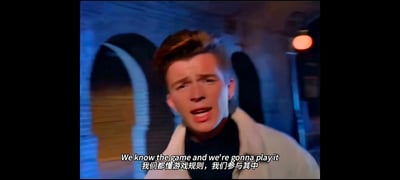 图片中是一名短发男性，身穿白色外套内搭黑色高领衫，背景为带有拱形门洞和悬挂式灯泡的场景，整体光线呈蓝色调。画面底部有中英文字幕：'We know the game and we're gonna play it 我们都懂游戏规则，我们参与其中'。