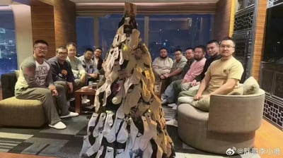 一群体型偏胖的男士围坐在一起，中间摆放着一棵由大量耐克品牌袜子拼接而成的圣诞树造型装置，众人坐在舒适的沙发座椅上，看向镜头，氛围轻松愉快，看起来是一场爱好者的线下聚会。