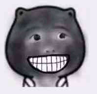 图片中是一个黑色的卡通角色，头部呈圆形，有着简单的黑色眼睛和一张咧开的大嘴，露出整齐的白色牙齿，整体形象可爱且带有明显的开心情绪。画面简洁，无背景和其他元素，角色表情生动，给人一种轻松愉悦的感觉。