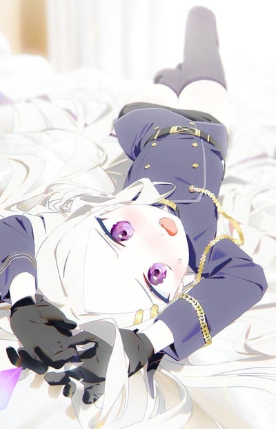 画面中是一位银发紫眸的二次元少女，身着带有金色装饰的深紫色制服，搭配黑色手套，正躺卧在白色床品上，双手交叠放在身侧，仰头看向镜头，眼神带着慵懒懵懂的气质。整体画风清新柔和，暖调光影营造出温馨放松的氛围，没有双关、谐音梗或暗示内容。