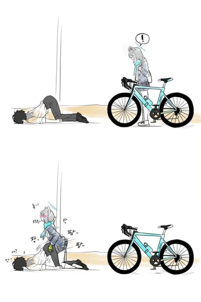 这是一幅两格漫画，描绘了一个戴着猫耳的少女发现一名倒地男子的场景。上格中，少女站在蓝色自行车旁，看到一名男子面朝下躺在墙边，露出惊讶的表情（带有感叹号）。下格中，少女跪坐在男子身旁，似乎在查看他的状况，脸上带着红晕和担忧的表情。画面中有一些韩文拟声词和感叹词，增强了场景的生动性。