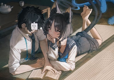 在日式榻榻米房间里，《蔚蓝档案》的猫冢响（有着黑棕猫耳和蓬松蓝色尾巴的短发女生）趴在地上，手肘撑着摊开的书本，手托脸颊温柔地看向身旁的老师；黑发的老师侧头回应她，额头上还贴着一张画着笑脸的便签，姿态放松。背景的矮桌上摆放着茶具，暖调的光线让整个场景充满了治愈的温馨感，仿佛是校园里课后的悠闲相处时刻。