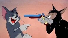 画面中左侧是灰色的猫汤姆，它张大嘴巴露出牙齿大笑，右手握着一把红色的玩具枪指向右侧。右侧是黑色的老鼠杰瑞，它双脚站立，双手紧紧握住枪管，身体微微后仰，眼神专注地看着汤姆。背景为渐变的粉橙色，整体场景充满了《猫和老鼠》经典的滑稽冲突感。