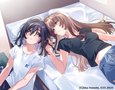 这是一幅俯视视角的二次元原创插画，画面中两位少女躺在床上：左侧的深色短发少女身着白色短袖T恤，眼神略带羞涩地看向镜头；右侧的浅棕长发少女穿着黑色短款T恤与蓝色抽绳短裤，正用手轻触左侧少女的发丝，眼神温柔恬静地望向镜头。整体画面色调柔和，氛围温馨治愈，传递出闺蜜间亲昵无间的情感。