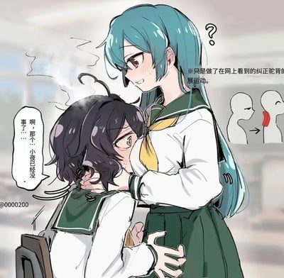 这是一张百合向的搞笑梗图，画面里蓝发女生小夜称自己只是在做网上看到的纠正驼背的展开运动，将黑发女生的头按在自己胸前；黑发女生满脸通红、窘迫不已，支支吾吾地表示“啊，那个…小夜已经没事了…”。右侧的示意图原本是展示背部拉伸的矫正动作，却被玩梗成了贴近胸部的暧昧姿势，通过动作的误解制造出反差搞笑的效果，属于百合向的趣味误会场景。