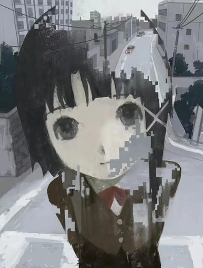 这是一幅风格独特的视觉错位插画作品，画面将身着深色调校服、系着红色领结的短发少女形象，与灰调的城市街道场景巧妙融合。少女的面部与身体带有明显的像素化破碎效果，仿佛正从街道画面中浮现或是逐渐消散，她的大眼睛流露着茫然疏离的神情。背景是典型的日式城市街区，延伸的道路、错落的楼房与交错的电线杆构成了冷灰调的都市环境，整体氛围压抑又带着疏离感，红色领结成为画面中为数不多的亮色，与灰暗的整体色调形成鲜明对比，强化了人物在都市中的孤独感。