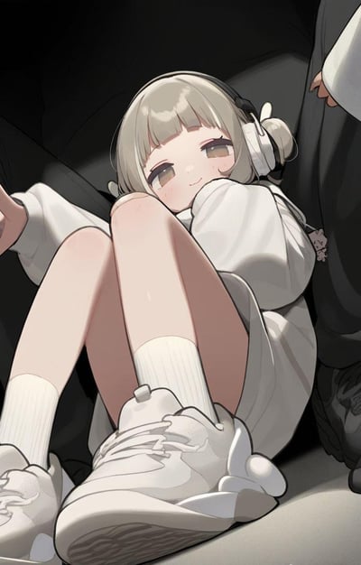 插画中展示了一位白发少女，她戴着白色耳机，头发扎成了一个小马尾。少女穿着一件宽大的白色卫衣，搭配白色长袜和厚实的白色运动鞋，正以盘腿的姿势坐在车内座椅上。她的脸颊泛着淡淡的红晕，嘴角微微上扬，露出了一个温柔的微笑，眼神中带着一丝慵懒和惬意。画面右侧可以看到另一个人的肩膀和部分侧脸，但主体是这位戴耳机的少女。整体色调以黑白灰为主，突出了少女的纯洁感和画面的静谧氛围。