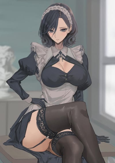 画面呈现一位深色短卷发的冷艳成熟女仆，她身着设计精致的女仆套装：黑色泡泡袖上衣搭配白色围裙，领口镂空与胸前纽扣增添性感细节，头戴白色女仆发带，搭配黑色手套与蕾丝边过膝黑丝，吊袜带的设计让整体造型更具魅惑感。她单手叉腰，慵懒地坐在桌面，双腿交叠，背景是室内窗边的简洁环境，画风细腻写实，整体气质禁欲又充满成熟魅力，无任何双关、谐音梗或暗示类内容。