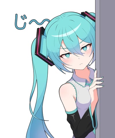 图中是VOCALOID的虚拟歌手初音未来，她有着标志性的蓝绿色双马尾，穿着带有公式服元素的无袖上衣，正从墙的一侧探出头，一只手搭在墙面上。她的脸颊泛起红晕，眉头微蹙，眼神带着点气鼓鼓的别扭感，又有点害羞的神态，旁边的日文拟声词“じ～”进一步烘托出她不情愿、闹小情绪的状态，仿佛在偷看又不想被发现的傲娇模样。