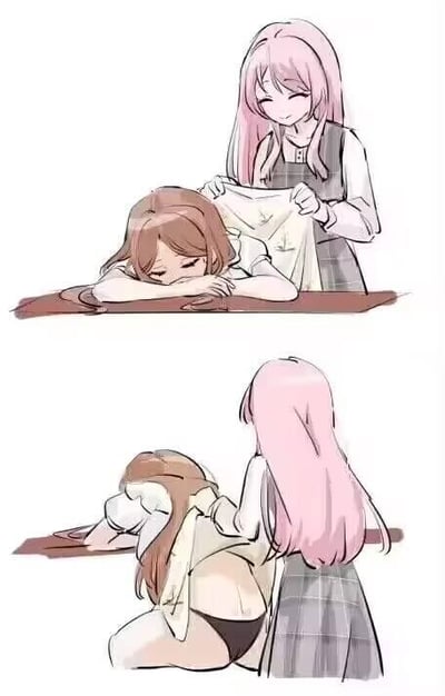 这是一张上下两格的连环漫画，描绘了两个女生的互动日常。上格中，一位粉色长发的女生正温柔地拿着一块布，准备给趴在桌子上熟睡的棕色长发女生盖上。下格则揭示了一个小恶作剧，粉发女生只把布盖在了棕发女生的上背部，而她的下背部和内裤都露了出来，展现了朋友间调皮又亲密的互动。