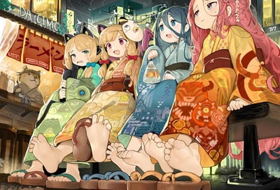 这是一幅日式二次元原创插画，描绘了四个带有游戏主题元素的浴衣少女，在夜晚的日式拉面店外的长椅上放松休憩的场景。少女们都脱下了木屐，露出脚丫，姿态与神情各不相同：左一少女穿着带有《塞尔达传说》元素的绿色浴衣，面露委屈低落；左二少女穿着带有《超级马里奥》元素的黄棕浴衣，戴着猫耳发饰，表情兴奋雀跃，头顶还停着一只小鸟；左三少女穿着蓝色城堡主题浴衣，提着一袋金鱼，满脸开心；最右侧少女穿着带有《塞尔达传说》灾厄盖侬元素的橙黄浴衣，神情疲惫无奈。背景里的拉面店柜台后，有一只拟人化的柴犬店员，街道的暖黄色灯光与湿润的地面，共同营造出夏夜日式街头的闲适氛围。