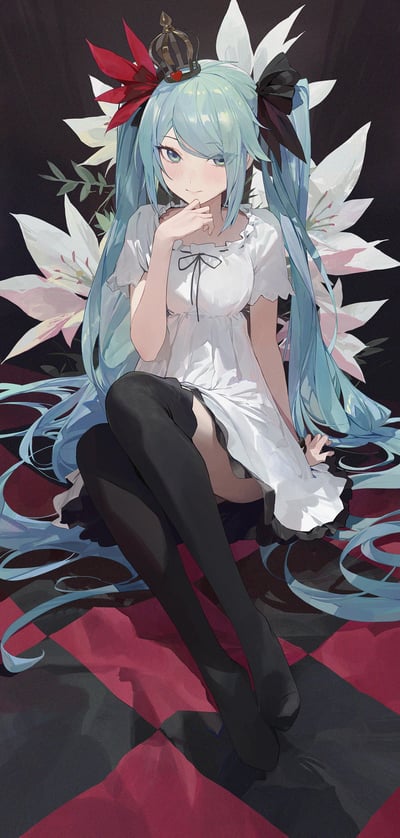 图中是VOCALOID虚拟歌手初音未来，以双马尾蓝发造型登场：头戴镶嵌红心的迷你皇冠，发间系着红黑蝴蝶结，身着带黑色花边的白色短款连衣裙，搭配黑色过膝袜，坐在红黑格纹布面上，手托下巴，眼神带着羞涩又温柔的笑意。她的身后簇拥着数朵大型白色百合，深色背景更衬出角色的清新精致，整体画风细腻优雅，充满少女感。