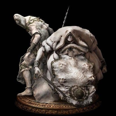 这是一张3D渲染的静态单图，呈现了一座暗黑奇幻风格的连体骑士雕像。雕像整体为偏灰白的暗沉色调，底座带有精致的金色卷草纹饰。画面中，一名身着兜帽装束的骑士身体前倾，手扶长剑，另一个同样裹在兜帽服饰中的形象依附在其身后，二者仿佛连体共生，造型怪异诡谲；前方的盾牌上雕刻着双狮子头样式的装饰，整体氛围压抑神秘，充满魂类游戏的暗黑奇幻质感，图中无谐音梗、双关等内容。