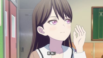动画《MyGO!》中的场景截图，画面中是一位有着棕色长发和紫色眼睛的女生，穿着白色校服上衣，背景是教室环境，可见绿色黑板和红色门。女生正抬起右手，脸上带着疑惑的表情，下方配有字幕“干嘛?”。