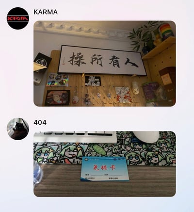 这张图是社交平台两条晒桌面动态的拼接内容，上方动态发布者昵称为KARMA，展示了自己安装在墙上的洞洞板收纳区，最醒目的是一幅装裱好的书法作品，上面写着粗体大字“操所有人”，洞洞板上还陈列着动漫徽章、角色钥匙扣、动漫主题照片等周边，侧边的置物架上摆放有绿植和装饰摆件；下方动态发布者昵称为404，展示了自己的桌面区域，桌垫印满了同款绿发Q版动漫角色的趣味图案，桌面上放置着一张制式类似学校出具的“免操卡”，卡片上预留了姓名、时间、班主任签字、德育处盖章的空白填写位置，旁边还露出了部分键盘和鼠标。两条内容风格反差强烈，前者是直白的情绪宣泄类装饰，后者是带有校园趣味属性的小物件，整体搞笑感十足。