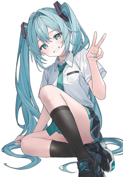 图中是虚拟歌手初音未来的同人插画，她有着标志性的冰蓝色双马尾与蓝绿色眼眸，身穿白衬衫搭配绿色领带的校服风格服饰，下身是深色短裙与黑色长袜，正坐在地面上，对着镜头露出元气满满的笑容，左手比出V字手势，整体画风清新柔和，传递出活泼治愈的氛围，无相关双关、谐音梗内容。