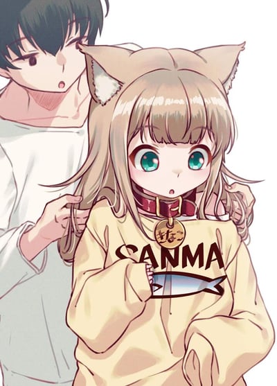 插画中描绘了一对动漫风格的少年少女。前景是一位有着猫耳和绿色大眼睛的金发少女，她穿着印有"SANMA"字样和鱼图案的黄色卫衣，脖子上戴着红色项圈，表情惊讶地看着前方。身后站着一位黑发少年，他正温柔地为少女整理头发，表情柔和。整体画面采用简洁的白色背景，突出人物形象，营造出温馨治愈的氛围。