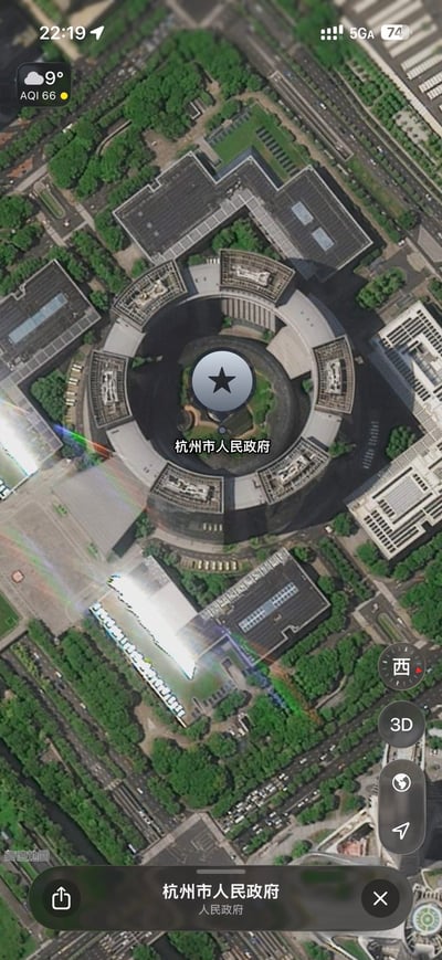 这是一张竖屏手机格式的地图应用截图，展示了杭州市人民政府大楼的高空俯瞰视角，建筑呈现独特的环形结构，中间配有核心区域，整体布局与游戏《赛博朋克2077》中的荒坂塔周边广场的环形建筑风格高度相似，引发网友对现实建筑与游戏场景撞型的趣味讨论。