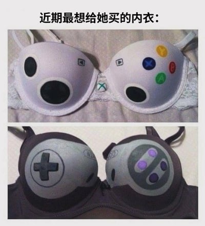 这是一张上下拼接的静态图，顶部配有文字“近期最想给她买的内衣：”，展示了两款将游戏手柄元素与内衣结合的创意设计。上方的白色内衣模仿Xbox游戏手柄的外观，左罩杯印有类似手柄摇杆的黑色圆形图案，中间搭扣处有小的X标志，右罩杯则还原了Xbox手柄的Y、X、B、A彩色功能按键；下方的深色内衣以NGC游戏手柄为原型，左罩杯是手柄的十字方向键，右罩杯对应手柄的右侧按键区域。这类设计将游戏文化与日常服饰结合，充满恶搞趣味，主要面向游戏爱好者群体，作为趣味梗图在网络传播。