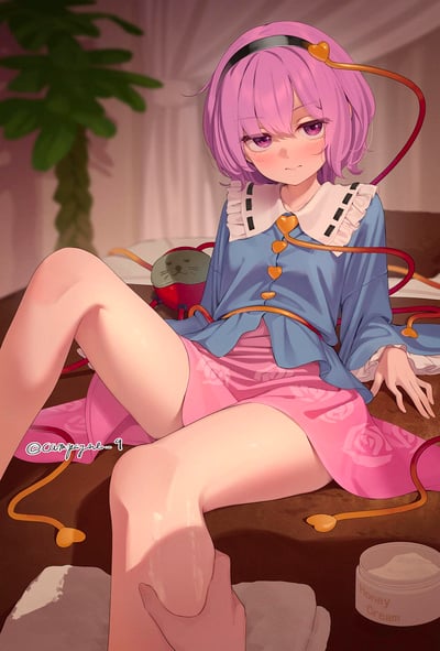一幅动漫风格插画，描绘了一位紫色短发少女。她有着紫色眼眸和白皙肌肤，脸颊泛着红晕，表情略带害羞。少女佩戴着带有心形装饰的黑色发箍，穿着蓝色上衣和粉色短裙，坐在铺有棕色垫子的表面上。她的周围有橙色和红色的线条状物体，末端有心形装饰。背景中可以看到绿色植物和白色窗帘，营造出温馨的室内氛围。画面右下角有一个标有"Honey Cream"的容器。