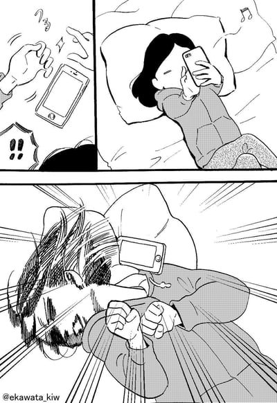 这是一则三格黑白连环漫画，描绘了很多人都经历过的睡前玩手机的糗事：第一格展示手机从手中滑落的惊险瞬间，搭配惊讶的符号；第二格是女生惬意地躺在床上玩手机，看起来十分放松；第三格是手机重重砸在脸上的瞬间，女生的脸被砸得变形，身体剧烈震动，还原了真实又搞笑的日常意外，让有过同款经历的人充满共鸣。