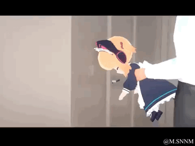 这是一段3D渲染风格的动态GIF，画面中一名身着深蓝色女仆风制服、佩戴黑粉配色耳机的金发卡通少女，被一只穿着白衬衫的手提着后领，身体悬空，呈现出被带走的状态。少女低垂着眼，神态看起来无精打采，整体场景背景简洁，没有多余装饰，风格偏向搞笑、整蛊。