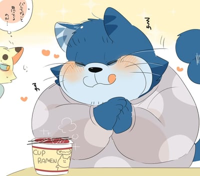 图中是一只蓝色卡通猫咪，双眼紧闭，脸颊泛着红晕，双手合十放在胸前，表情害羞又满足。它面前摆着一杯印有“CUP RAMEN”字样的泡面杯。左侧有一只黄底带斑点的小猫，正侧头看向蓝猫，旁边对话框里有日文文字“いいなぁ～ 思いっきり食べられるんだ...”（意为“真好啊～能尽情地吃呢...”）。背景为淡黄色，点缀着星星和心形图案，整体氛围温馨可爱。