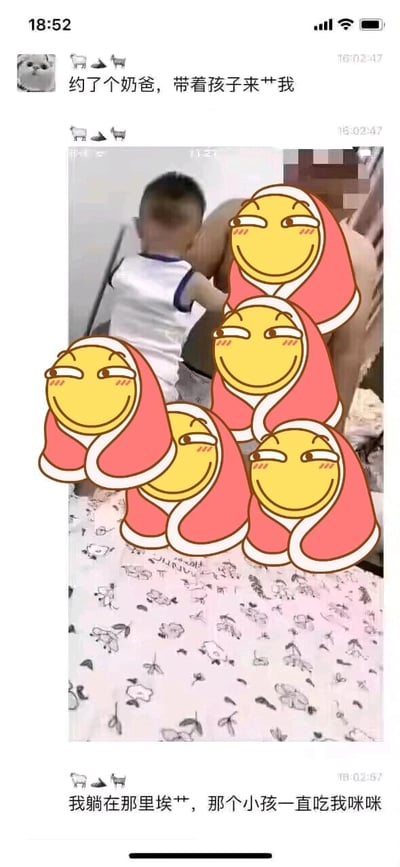 这是一张竖屏格式的社交媒体动态截图，整体为图文混排的形式。截图分为三部分：顶部是发布者的第一条动态文字“约了个奶爸，带着孩子来艹我”，搭配一个卡通动物头像和三个动物图标；中间是一段视频的截图，画面里有一个穿着白色背心的小男孩正凑在被打码的成年人身前，做出吸吮的动作，画面上还叠加了五个裹着红头巾、脸红斜眼笑的滑稽表情包，对画面进行遮挡，背景是带有植物图案的床单；底部是发布者的第二条动态文字“我躺在那里埃艹，那个小孩一直吃我咪咪”，同样搭配三个动物图标。发布者使用“艹”这个字进行谐音调侃，实际是描述自己躺着时，奶爸带来的小孩误将自己的乳头当成食物吸吮的经历，用夸张戏谑的语气讲述这件尴尬又好笑的日常小事，通过滑稽表情包进一步增强了搞笑的氛围。