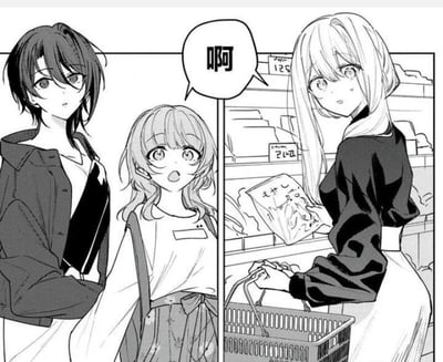 这是一幅日系黑白漫画的分镜画面，分为左右两格：左侧一格中，一位短发女生面露疑惑，旁边的卷发女生睁大眼睛、嘴巴张开，露出十分惊讶的神情，上方的对白气泡写着“啊”；右侧一格是一位长发女生，她手提购物篮，正拿着一包商品，脸上带着惊讶的表情回头看向一侧，背景是超市的货架，货架上有价格标签和商品包装。整体场景展现了超市里三位少女偶遇或看到某件事时的惊讶反应，没有双关、谐音梗等内容。