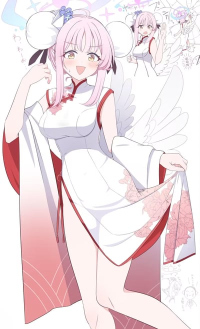 这是一幅动漫风格的插画，描绘了一位粉发少女。她有着双丸子头造型，发髻上装饰着蓝色花朵。少女身穿白色旗袍，领口和袖口有红色镶边，旗袍上点缀着粉色牡丹花纹。她背后长着巨大的白色翅膀，右手撩起一缕头发，左手轻轻提起裙摆，露出大腿。少女面带微笑，眼睛是黄色的，表情显得开心而略带羞涩。背景中还有同一角色的不同姿势草图和一些装饰性的星星、线条元素，整体风格清新唯美，融合了国风元素与奇幻天使设定。