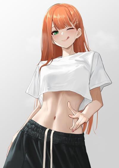 这是一幅AI生成的二次元风格插画，画面中是一位有着橙红色长发、翠绿色眼眸的元气少女。她身着短款露脐白T恤与黑色运动裤，脖颈和腹部带着细密的汗珠，看起来刚结束运动。少女单眼眨起，吐出舌头，对着镜头比出俏皮手势，表情活泼搞怪，整体氛围充满元气与灵动。
